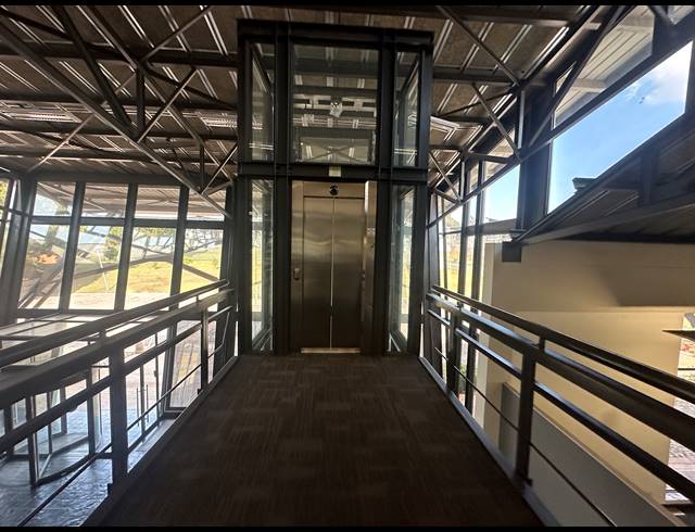 3,888M² OFFICE FOR SALE IN LONGMEADOW
